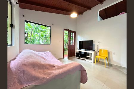 Sala  de casa de condomínio para alugar com 1 quarto, 50m² em Rio Tavares Central, Florianópolis