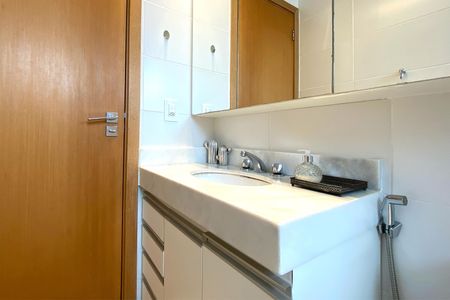 Apartamento à venda com 72m², 2 quartos e 2 vagas Apartamento à venda com 72m², 2 quartos e 2 vagasBanheiro da Suíte 1