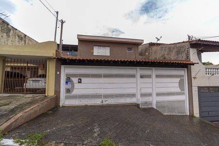 Casa à venda com 167m², 3 quartos e 6 vagas Casa à venda com 167m², 3 quartos e 6 vagasFachada