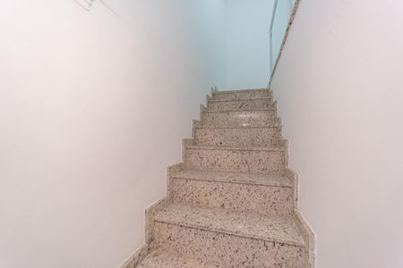 Casa à venda com 167m², 3 quartos e 6 vagas Casa à venda com 167m², 3 quartos e 6 vagasEscada