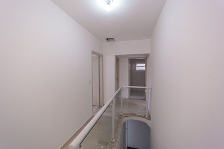 Casa à venda com 167m², 3 quartos e 6 vagas Casa à venda com 167m², 3 quartos e 6 vagasCorredor