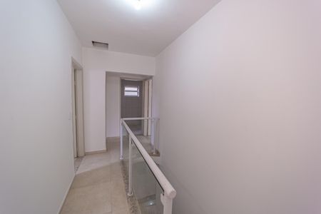 Casa à venda com 167m², 3 quartos e 6 vagas Casa à venda com 167m², 3 quartos e 6 vagasCorredor