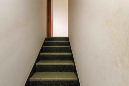 Casa à venda com 150m², 2 quartos e 2 vagasEscada