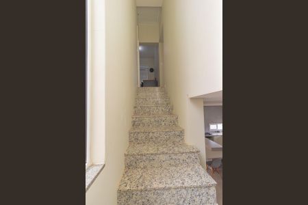 Casa à venda com 106m², 3 quartos e 3 vagas Casa à venda com 106m², 3 quartos e 3 vagasEscada