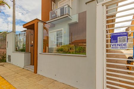 Casa à venda com 106m², 3 quartos e 3 vagas Casa à venda com 106m², 3 quartos e 3 vagasFachada/Placa