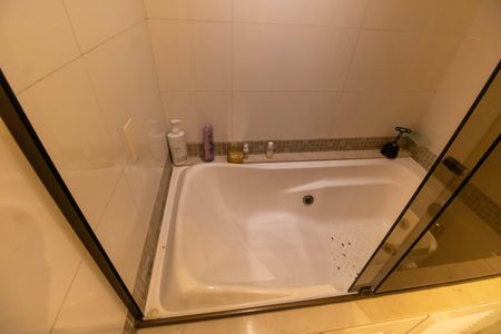 Apartamento à venda com 308m², 4 quartos e 1 vaga Apartamento à venda com 308m², 4 quartos e 1 vagaBanheiro da Suíte