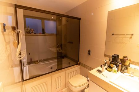 Apartamento à venda com 308m², 4 quartos e 1 vaga Apartamento à venda com 308m², 4 quartos e 1 vagaBanheiro da Suíte