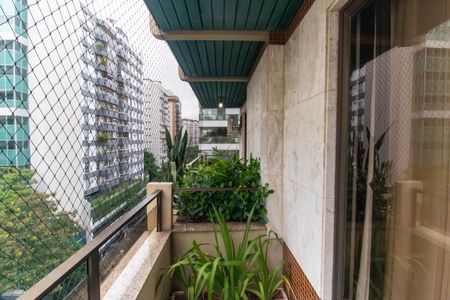 Apartamento à venda com 308m², 4 quartos e 1 vaga Apartamento à venda com 308m², 4 quartos e 1 vagaVaranda da Suíte