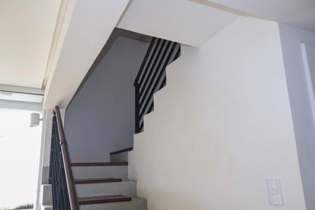 Escada de casa de condomínio para alugar com 4 quartos, 186m² em Setor Bueno, Goiânia