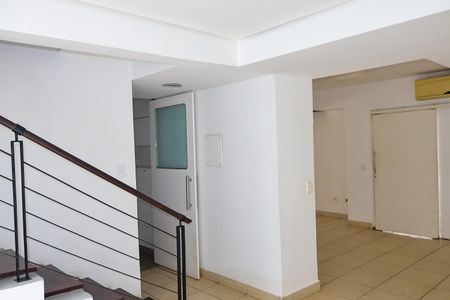 Casa de condomínio para alugar com 186m², 4 quartos e 3 vagas Casa de condomínio para alugar com 186m², 4 quartos e 3 vagasEscada