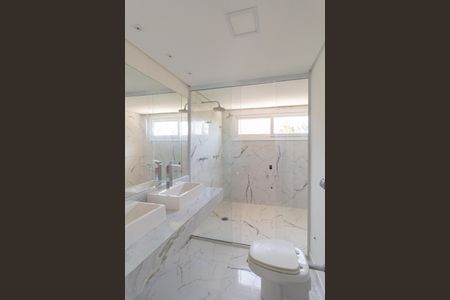 Casa de condomínio para alugar com 494m², 4 quartos e 5 vagasBanheiro da suíte 4