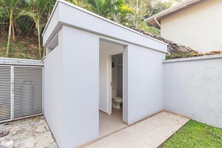 Casa de condomínio para alugar com 494m², 4 quartos e 5 vagasBanheiro de serviço