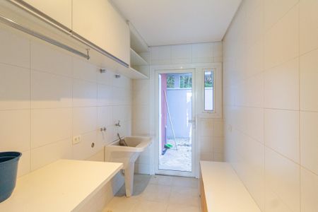 Casa de condomínio para alugar com 494m², 4 quartos e 5 vagasÁrea de serviço