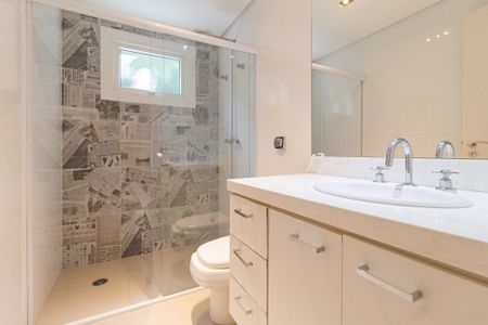 Casa de condomínio para alugar com 494m², 4 quartos e 5 vagasBanheiro da suíte 2