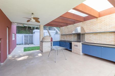 Casa de condomínio para alugar com 494m², 4 quartos e 5 vagasQuintal