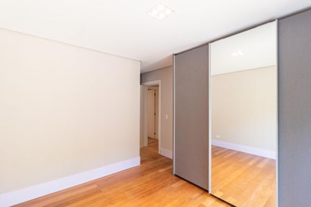 Casa de condomínio para alugar com 494m², 4 quartos e 5 vagasSuíte 2