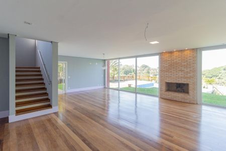 Casa de condomínio para alugar com 494m², 4 quartos e 5 vagasSala