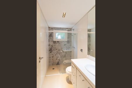 Casa de condomínio para alugar com 494m², 4 quartos e 5 vagasBanheiro da suíte 2