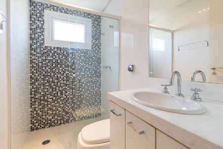 Banheiro da suíte 1 de casa de condomínio para alugar com 4 quartos, 494m² em Pousada dos Bandeirantes, Carapicuíba