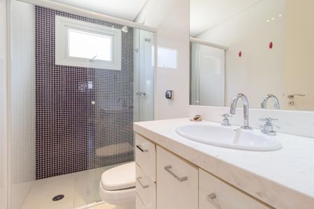 Casa de condomínio para alugar com 494m², 4 quartos e 5 vagasBanheiro da suíte 3