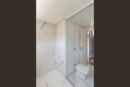 Casa de condomínio para alugar com 494m², 4 quartos e 5 vagasBanheiro da suíte 4