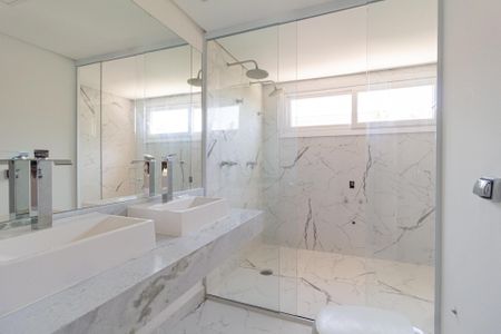 Casa de condomínio para alugar com 494m², 4 quartos e 5 vagasBanheiro da suíte 4