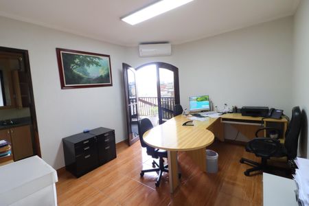 Casa à venda com 219m², 4 quartos e 4 vagasSuíte 2