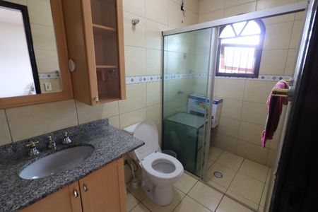 Casa à venda com 219m², 4 quartos e 4 vagasBanheiro da Suíte 2
