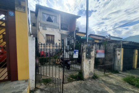 Casa à venda com 199m², 4 quartos e sem vagaFachada do imóvel com placa QuintoAndar