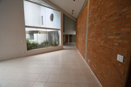 Casa de condomínio à venda com 431m², 4 quartos e 2 vagasSala