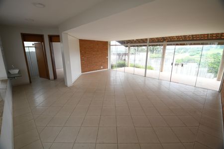 Casa de condomínio à venda com 431m², 4 quartos e 2 vagasSala