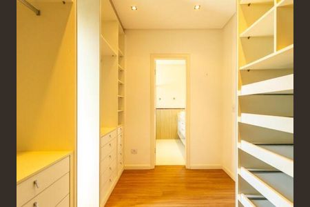 Casa de condomínio à venda com 245m², 3 quartos e 4 vagasCloset