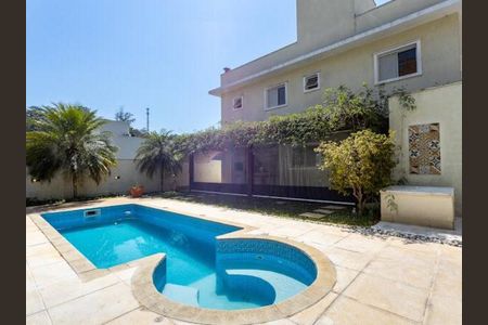 Casa de condomínio à venda com 245m², 3 quartos e 4 vagasÁrea externa