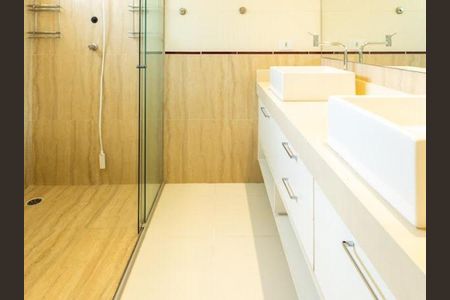 Casa de condomínio à venda com 245m², 3 quartos e 4 vagasBanheiro