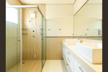 Casa de condomínio à venda com 245m², 3 quartos e 4 vagasBanheiro