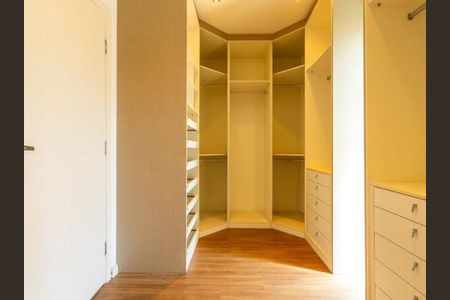 Casa de condomínio à venda com 245m², 3 quartos e 4 vagasCloset