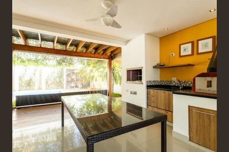 Casa de condomínio à venda com 245m², 3 quartos e 4 vagasÁrea externa