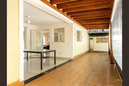 Casa de condomínio à venda com 245m², 3 quartos e 4 vagasÁrea externa