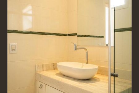 Casa de condomínio à venda com 245m², 3 quartos e 4 vagasBanheiro