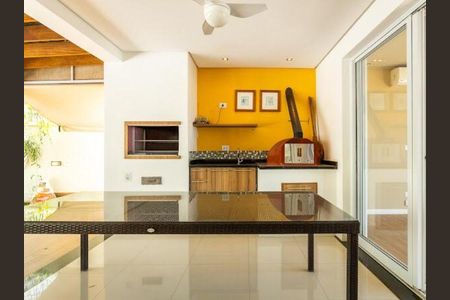 Casa de condomínio à venda com 245m², 3 quartos e 4 vagasÁrea externa