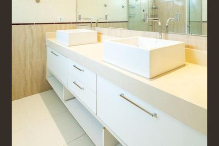 Casa de condomínio à venda com 245m², 3 quartos e 4 vagasBanheiro