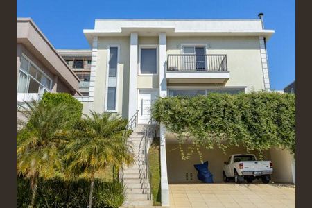 Casa de condomínio à venda com 245m², 3 quartos e 4 vagasFachada