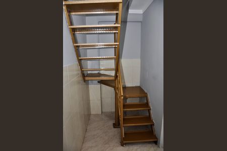 Detalhe - Escada Quartos de casa para alugar com 2 quartos, 60m² em São Domingos, São Paulo