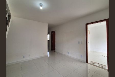 Sala  de casa de condomínio para alugar com 4 quartos, 136m² em Recreio dos Bandeirantes, Rio de Janeiro