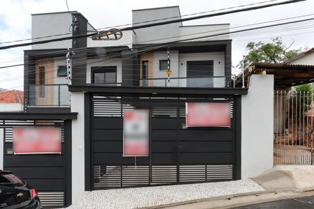 Casa à venda com 70m², 2 quartos e 2 vagasFachada