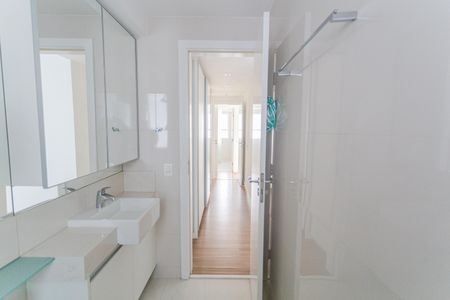 Apartamento à venda com 108m², 3 quartos e 2 vagas Apartamento à venda com 108m², 3 quartos e 2 vagasBanheiro da Suíte