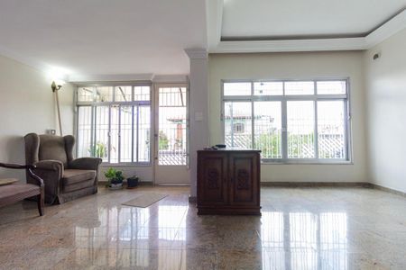 Casa para alugar com 220m², 3 quartos e 3 vagasSala