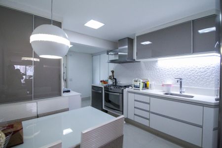 Apartamento à venda com 127m², 3 quartos e 2 vagas Apartamento à venda com 127m², 3 quartos e 2 vagasCozinha