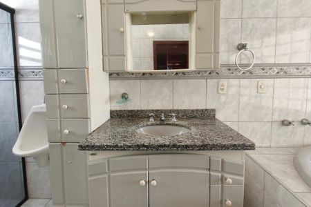 Casa à venda com 214m², 3 quartos e 4 vagasBanheiro Suíte