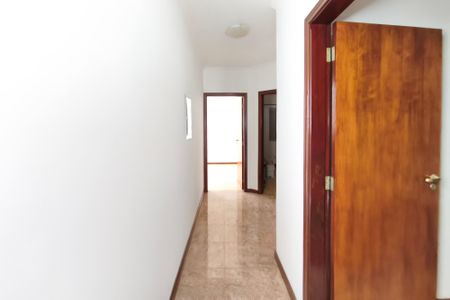 Casa à venda com 214m², 3 quartos e 4 vagasCorredor - quartos